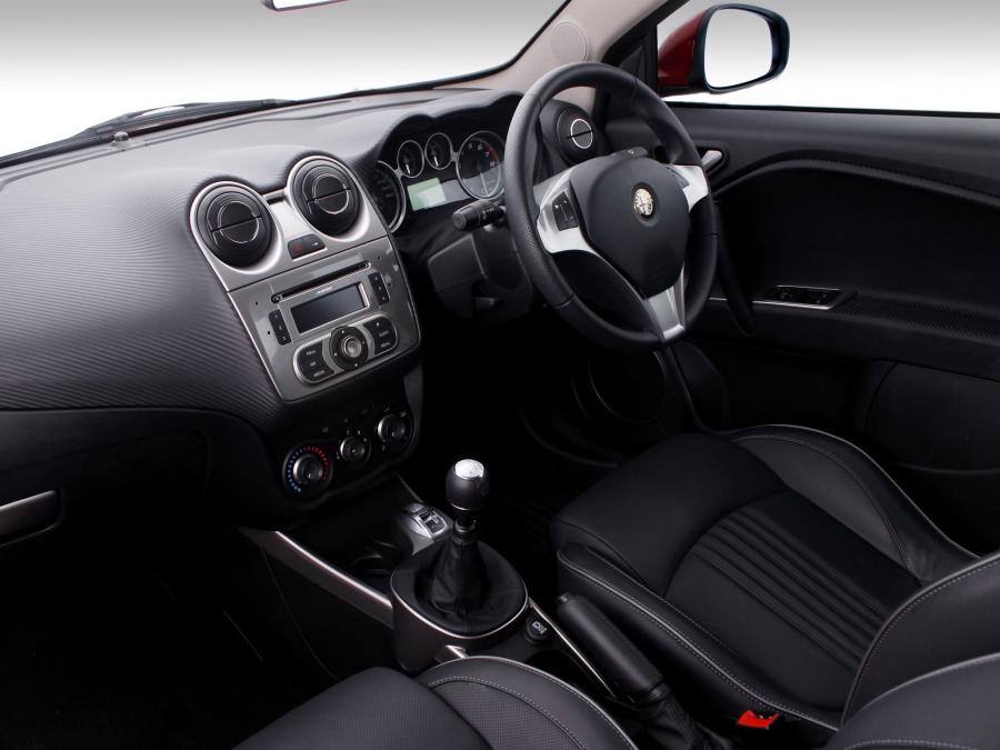 Интерьер Alfa Romeo MiTo 2009 года  (ZA) (фото 10 из 10)